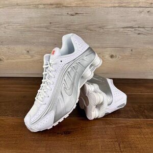 Nike Shox R4 Mens Size 6.5 White Bright Crimson Metallic Silver HQ1988 101